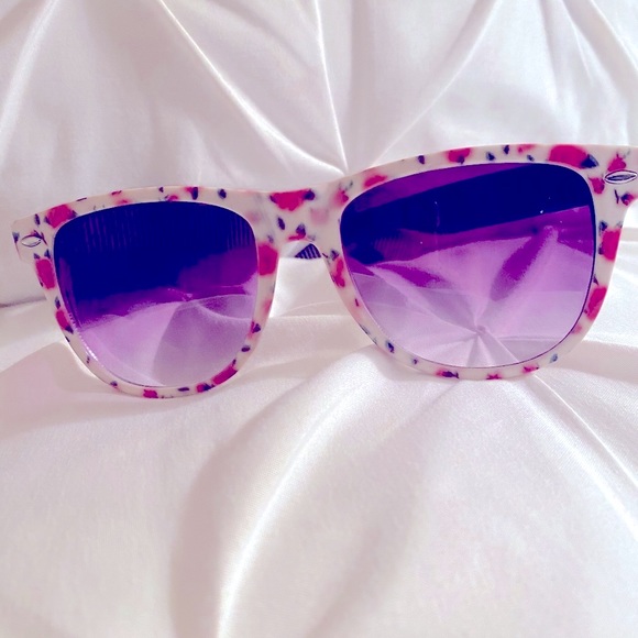 WHITE FLORAL SUNGLASSES WITH STRIPED ARMS - Picture 3 of 4